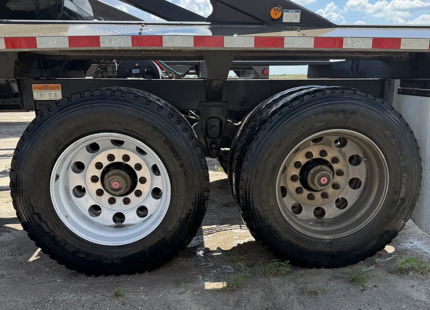 Gerke trailer, same axle: left wheel washed, right wheel not yet